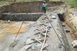 Construção de barragem na Índia A Fundação Vicente Ferrer, com a ajuda da Bellota Agrisolutions, constrói uma barragem