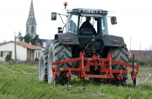 Hard pan eliminator, improving the circulation of water and oxygenation in the soil Curved Subsoiler, a great farm equipment for soil aireation